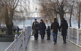 Хтось гуляє з дітьми на майданчиках, а хтось – йде на лід. Як відпочивають тернополяни (ФОТОРЕПОРТАЖ)
