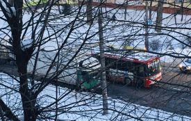 Фото дня: на 15 Квітня поламався тролейбус. Водій регулює рух на дорозі