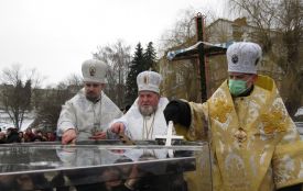 Вітали зі святом співами та молитвами: біля пам'ятного хреста священники освятили воду для тернополян