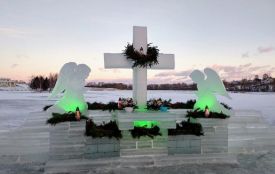 Фото льодової композиції в Зборові до Водохреща поширюють у соцмережі. Який вигляд  має вдень і вночі