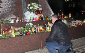 Запалили лампадки і принесли живі квіти: День Героїв Небесної Сотні у Тернополі (ФОТОРЕПОРТАЖ)