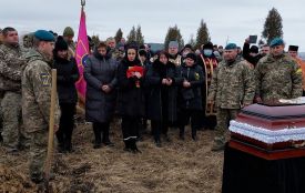 На колінах, зі сльозами, молитвою та військовими почестями: у Бережанах прощались з 25-річним Віталієм Скакуном