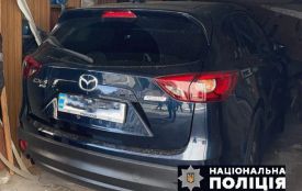 Залякував і погрожував розправою: у молодої жінки знайомий викрав «Mazda CX-5»