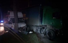 У Тернополі зіткнулися бус і вантажівка: є постраждалий