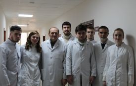 Вкладають душу. Як студенти медуніверситету ставлять на ноги стареньких у пансіонаті? (РЕПОРТАЖ)