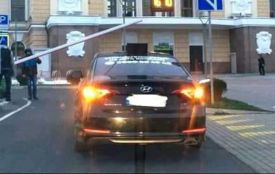 Потрапити на залізничний вокзал тільки через шлагбаум: як гадаєте, для чого встановили?