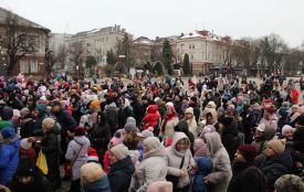 На Театральній площі відкрили Хатинку святого Миколая: шукайте себе на фото (РЕПОРТАЖ)