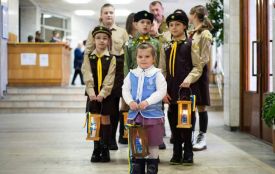 Тернопільські пластуни передали Вифлеємський вогонь в Пункті незламності, що на Грушевського