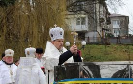 Колядки, сльози й молитва за солдатів на фронті: на Набережній освятили воду (РЕПОРТАЖ)