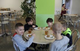 Не всі діти захисників України харчуються в школах безкоштовно. Ми розібралися, чому так