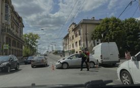 ДТП на Бандери, не розминулись легковик та мікроавтобус: подробиці (ОНОВЛЮЄТЬСЯ)