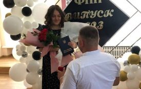 Випускниці педуніверситету коханий освідчився на врученні дипломів