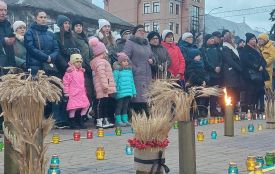 Молимося за мільйони душ… У Тернополі запалили свічки пам'яті