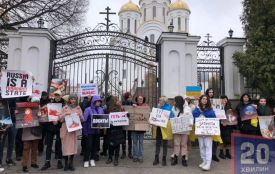 Суд повернув церкві моспатріархату право користуватись землею на Коновальця