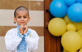 6 000 гривень за концерт: малий переселенець з Херсонщини грає на скрипці, аби допомогти ЗСУ