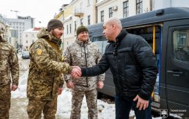 Мер Тернополя та керівники управлінь міської ради передали на фронт «швидку» (пресслужба Тернопільської міської ради)