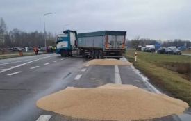 Посольство України в Польщі звернулося до поліції через інцидент з розсипаним зерном на кордоні