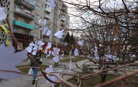 Сквер Волонтерів прикрасили сотнями паперових ангелів (ФОТО)