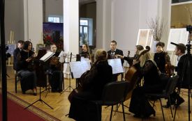 Грали класику і збирали кошти на ЗСУ: у «Перемозі» влаштували благодійний концерт