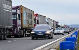 Ситуація на польському кордоні — де найбільше вантажівок у черзі та чи пропускають легківки й автобуси