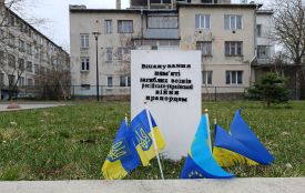 У центрі Тернополя прапорцями вшановують загиблих Героїв