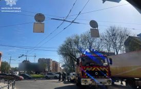 Під залізничним мостом на Крушельницької обірвалася лінія електропередач — рух тролейбусів відновили (ОНОВЛЕНЕ)