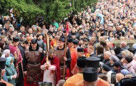 У Зарваниці тисячі вірян взяли участь у Хресній дорозі