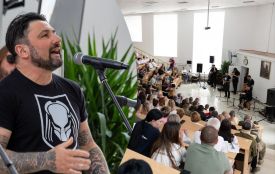 Пацієнти-воїни однієї з тернопільських лікарень слухають живий виступ Kozak System (ФОТО ДНЯ)