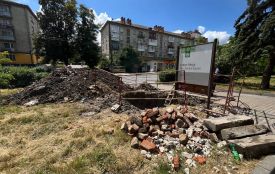 На «Дружбі» розрили частину скверу: що там роблять?