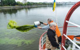У Тернопільський став вилили  200 кг водоростей, які мають його очищувати