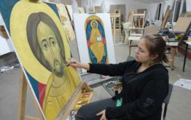 «Відчуваю себе пензликом в руках Божих», — майстриня У Гримайлові пише ікони за візантійськими традиціями