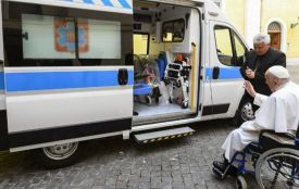 Папа Римський освятив карету швидкої допомоги, яку передадуть в Зборівську лікарню