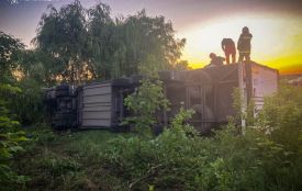 Біля Зборова перекинулася вантажівка з причіпом — є постраждалі