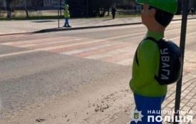 У Заліщиках чоловік викрав два муляжі пішоходів. За це може отримати до восьми років тюрми