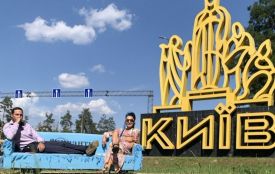 Синій диван на колесах вже у Києві: винахідних із Заліщиків проїхав через пів країни задля ЗСУ