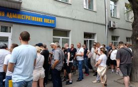 Сотні тернополян стоять в черзі до ЦНАПу, щоб оновити дані