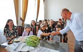 На відпочинок до Чорткова приїхали діти з окупованого Херсона У подарунок привезли кавун