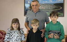 Діти з Заліщиків на імпровізованому блокпосту назбирали 3500 гривень для ЗСУ