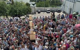 Заборонений хресний хід прийшов у Почаївську лавру