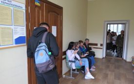Стоять у черзі годинами, щоб оформити та забрати карту тернополянина: дивіться відео