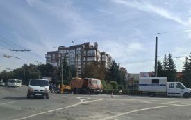 На кільці біля «Універсаму» провалився асфальт. На місці вже працює аварійна бригада