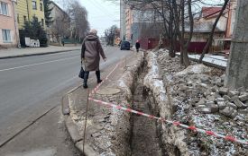 На Острозького прокладають комунікації та ремонтують тротуар: який вигляд має вулиця