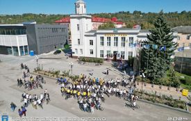 Вчителі з Чорткова проїхали велосипедній марафон, щоб підтримати військових
