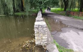 У Сопільче піднявся рівень води біля козацького острівця: підтоплює тротуар