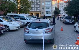 Автомобіль збив чоловіка у дворі будинку на вулиці Леся Курбаса