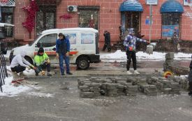 Знижують висоту бордюрів на майдані Волі: скільки грошей витратили на це