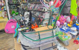 Ціни на зимові забавки у Тернополі: скільки вартують санки, льодянки та лижі