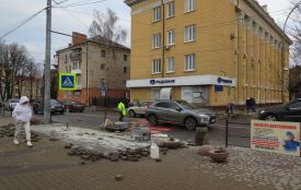 На Замковій знижують висоту бордюрів на переходах та кладуть тактильну плитку