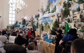 Святкова коляда братів-семінаристів лунала біля найбільшої в Україні шопки