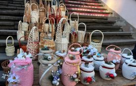 Зі стрічками, лозою та нитками: скільки коштують банки для освячення води у Тернополі